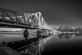 Фотообои Старый мост над водной гладью